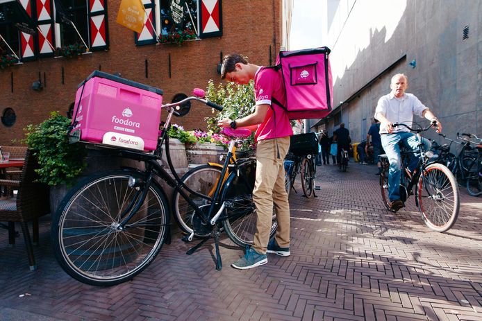 concept Tulpen Voldoen Op de fiets met roze rugzak vol eten door de binnenstad | Den Haag | AD.nl