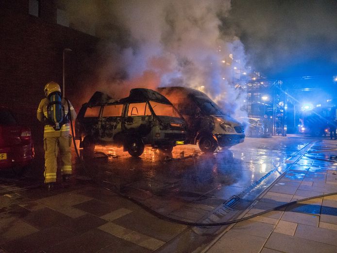 tiran Darts Schrijf op Buren in badjas helpen brandweer bij blussen camperbrand in Zutphen |  Zutphen | AD.nl