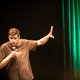 Hans Cools maakt vinnige stand-up voor wie granola nog altijd ‘kieketeten’ vindt ★★★☆☆