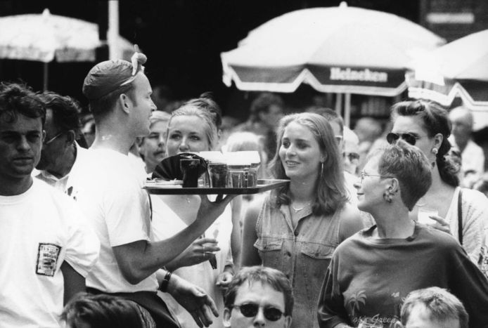 Terrassen op het Koningsplein in 1994.