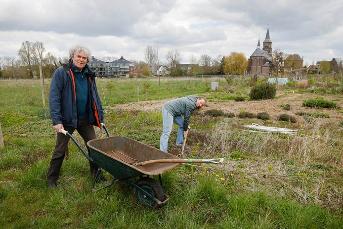 Gert Kroes en Annemieke Dorland. Op de achtergrond de kerk van Ooij.