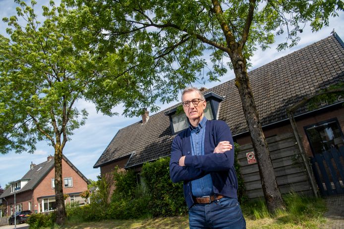 Jan Ettema wil zonnepanelen op zijn dak, maar door bomen is dat niet rendabel. (Deze foto is om 10.00 uur genomen, de zon stond nog laag)