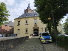 Beruchte sektebaas Robert B. (verdacht van 132 keer misbruik) verborgen achter zwarte map rechtszaal in

