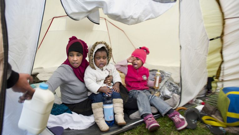 Een uitgeprocedeerde asielzoekster met haar kinderen in het tentenkamp in Amsterdam Osdorp. Beeld anp
