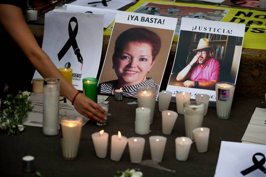 Eerder dit jaar werden in Mexico City kaarsjes geplaatst bij foto's van vermoorde journalisten.