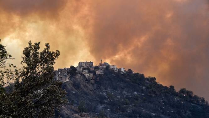 Algérie: une soixantaine de morts dans les incendies toujours actifs