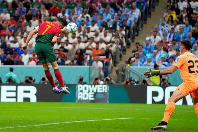 Le but d’ouverture portugais a été accordé à Bruno Fernandes. Les images montrent que CR7 ne touche pas le ballon.