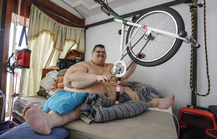 Pedro Franco, de zwaarste man ter wereld woog volgens het Guinness Book of Records in 2017  595 kg. Nu dankzij twee operaties is hij 250 kg afgevallen en traint hij dagelijks in zijn huis in het Mexicaanse Guadalajara. Pedro hoopt binnenkort zelfs weer te kunnen lopen. Foto Ulises Ruiz