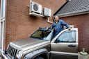 Jacko Put met zijn trots, de Jeep Cherokee 3,7 V6.