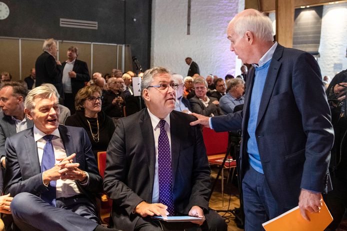 Henk Krol en Geert Dales tijdens de algemene ledenvergadering van 50PLUS, daags na een extra ledenvergadering wegens onenigheid in het hoofdbestuur van 50PLUS. Links Martin van Rooijen.