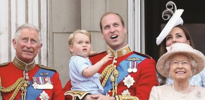 Queen Elizabeth II met haar zoon Charles, kleinzoon William en achterkleinzoon George.