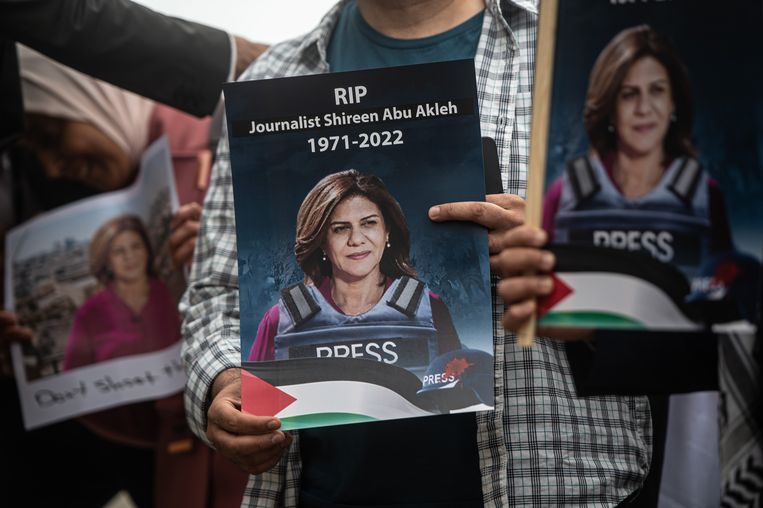 Shireen Abu Akleh werd in mei doodgeschoten terwijl ze verslag deed van een Israëlische militaire operatie in de Palestijnse stad Jenin.  Beeld Guy Smallman / Getty Images