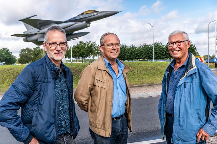 Drie van de zeven leden van de auditcommissie bij de F-16-rotonde in Volkel. Vlnr. Gerry Verstraten, Mans van de Laar en Piet Gerrits.
