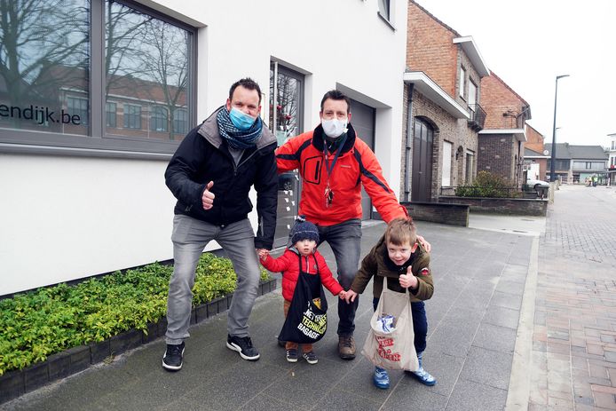 Nieuwjaarszingen in coronatijden, dat is met mondmasker en voor gesloten deuren. (foto van vorige editie in Begijendijk).