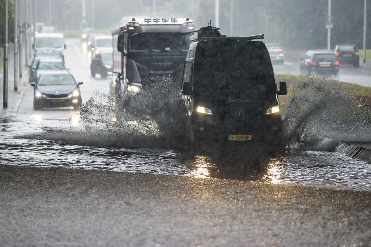 De hevige regenbuien, zoals deze zomer in Limburg, kunnen volgens het KNMI de komende eeuw nog extremer worden.  Beeld ANP
