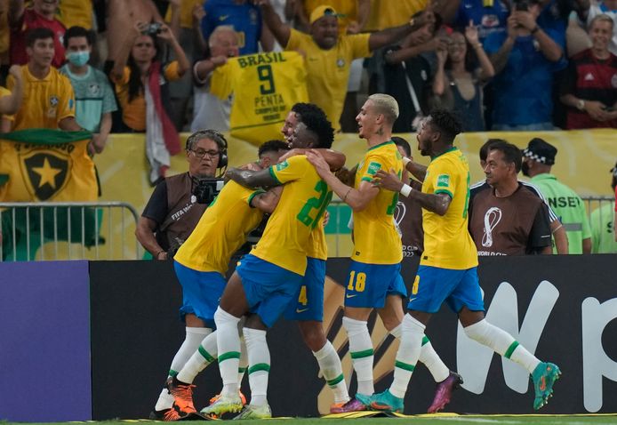 Brazilië viert feest in het Maracanã van Rio de Janeiro na de eerste goal tegen Chili. Tweede van rechts Ajacied Antony (18).