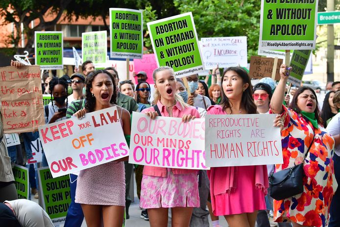 Des manifestants défendent le droit à l'avortement devant le palais de justice américain à Los Angeles.