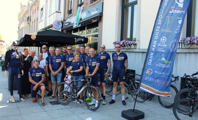 Wielertoeristen van Local Unique fietsen in het nieuw in de Vlaamse ...