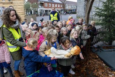 Leerlingen Kingschool openen Kerstdorp Denekamp met ‘openingshandeling’, Zandtovenaar bezoekt kerstm