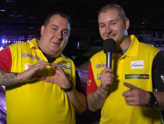 Kim Huybrechts en Dimitri Van den Bergh gaan vol voor eindwinst op World Cup of Darts: “Kregen thuis zelfs al bijna enkele trappen onder onze kont”