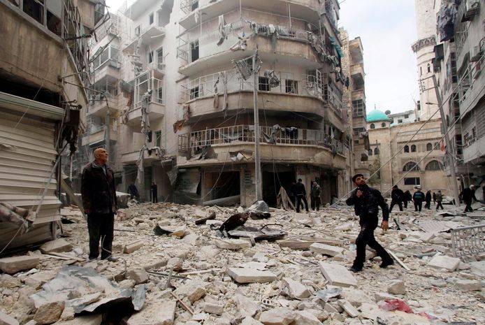 Archiefbeeld: enorme schade nadat troepen van Assad vatenbommen hebben gedropt op Aleppo.