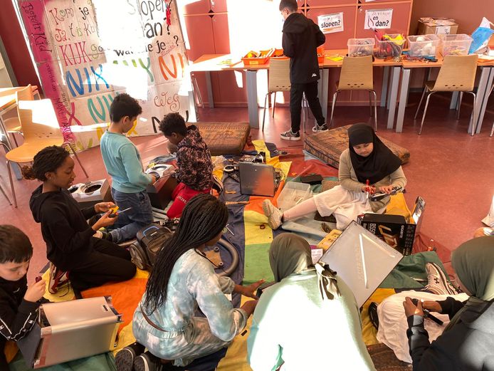 Hier mogen kinderen apparaten slopen en er dan kunst van maken Delft