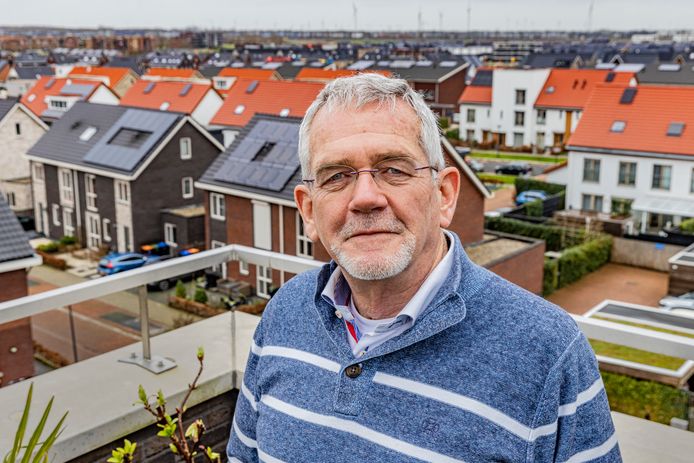 Thijs van Daalen uit Zeewolde regelde samen met zijn buren 180 zonnepanelen op het dak van het appartementencomplex waar hij woont. Als bestuurslid van twee lokale energiecoöperaties stimuleert hij Zeewoldenaren mee te doen met de energietransitie.