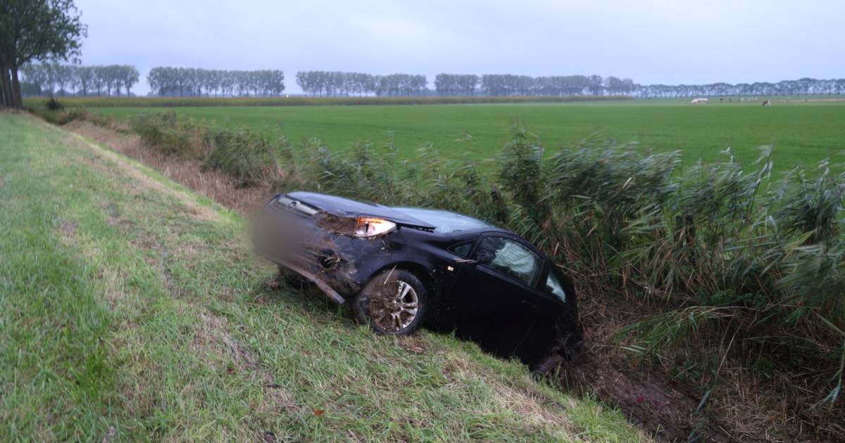 Automobilist belandt met voertuig in greppel naast de N327 in Gellicum