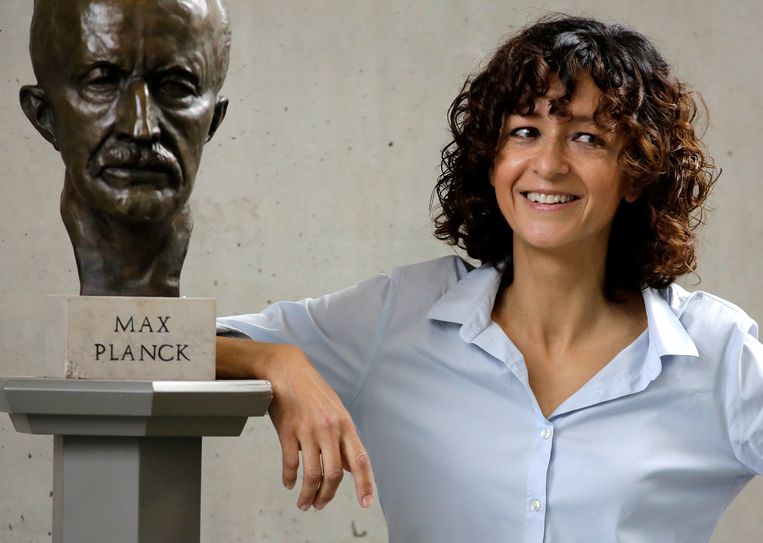 Emmanuelle Charpentier naast een buste van het Max Planck.  Beeld AP