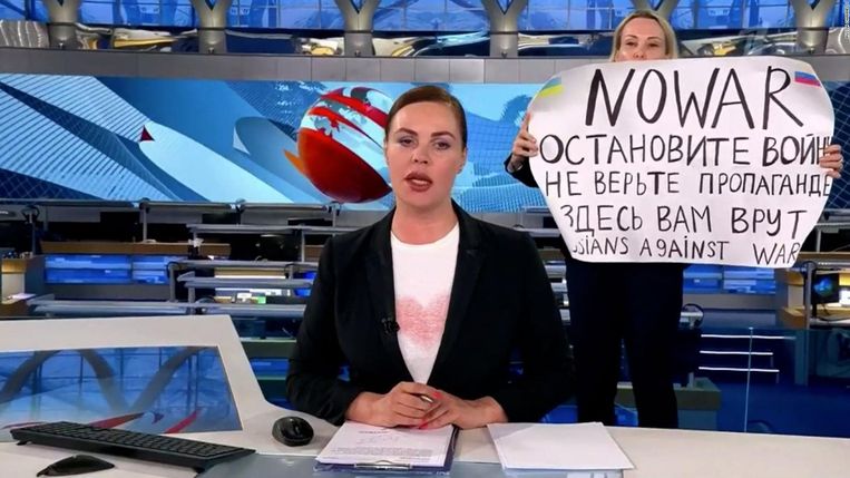 Marina Ovsjannikova onderbreekt een nieuwsuitzending in Rusland. Beeld Photo News