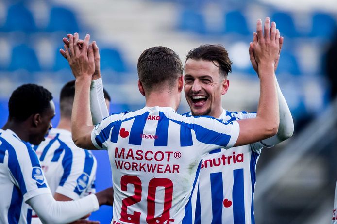 Nick Bakker viert zijn goal met Joey Veerman
