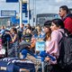 Schiphol schrapt reizigersplafond in meivakantie, wel hulp nodig van sector op piekmomenten