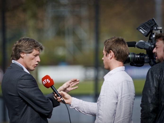 Algemeen directeur van Ajax Rik van den Boog staat een journalist van AT5 te woord. Foto: Robin van Lonkhuijsen/ANP