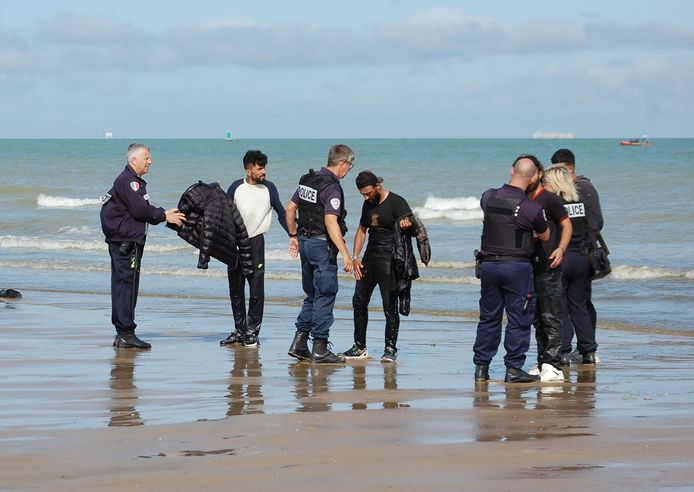 Des policiers français sur la plage de Sangatte où un groupe de migrants a tenté de rejoindre l'Angleterre par bateau.