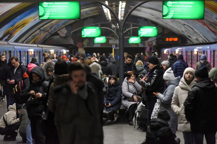 Beelden van gisteren: Oekraïners schuilen in metrostations tijdens raketaanvallen op Kiev.