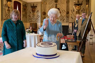 Eerste officiële activiteit van 2022: Queen Elizabeth snijdt dag voor haar jubileum alvast de taart aan