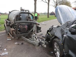 IJzeren buis op aanhanger doorboort voorruit van tegemoetkomende auto in Berlicum, ouder echtpaar gewond naar ziekenhuis