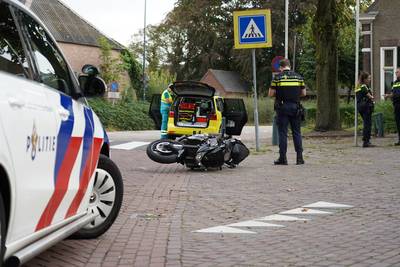 Motorrijder raakt gewond bij botsing met busje in Oosteind