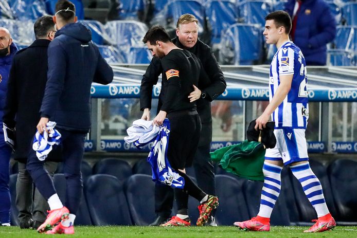 Koeman omhelst Messi.