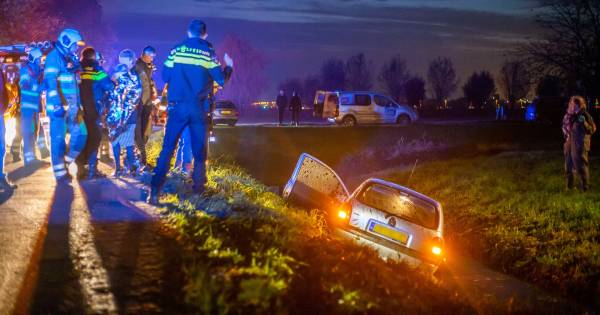 Hulpdiensten rukken uit voor in de sloot rijdende auto in Waverveen.