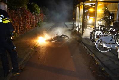 Scooter gaat in vlammen op in Elst