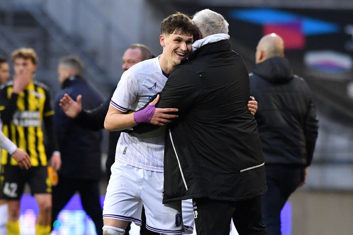 Een grote glimlach op het gezicht van Thibo Baeten na zijn doelpunt in de derbywinst tegen Lierse.