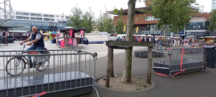 Om de bankjes op het Van Heekplein staan sinds enige tijd grote hekken.