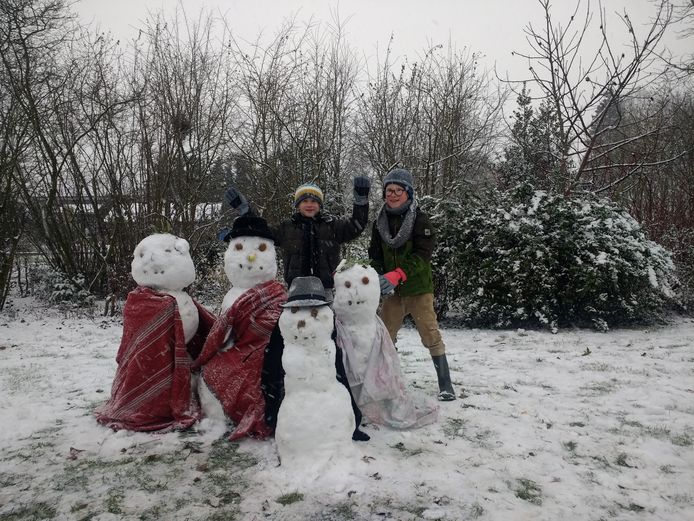 In Drongen bij Gent ligt genoeg sneeuw om een vierkoppige sneeuwmanfamilie te maken.