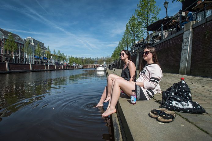 De lage kade bij de haven van Breda moet deze zomer een hotspot worden waar bezoekers met regelmaat sfeervol en gevarieerd kunnen dineren. ‘Tafelen aan de kade’ is een gezamenlijk project van horeca-ondernemers rond de haven.