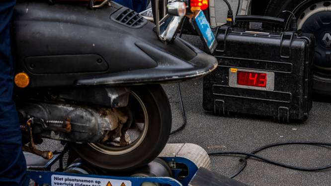 Politie plukt in Enschede de ene na de andere scooterrijder van straat: ‘Ze zijn allemaal aan de beurt’