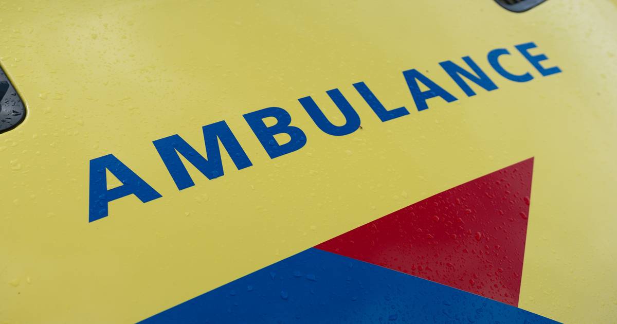 Bijrijder ambulance ernstig gewond na botsing met auto, bestuurster mogelijk onder invloed drugs.