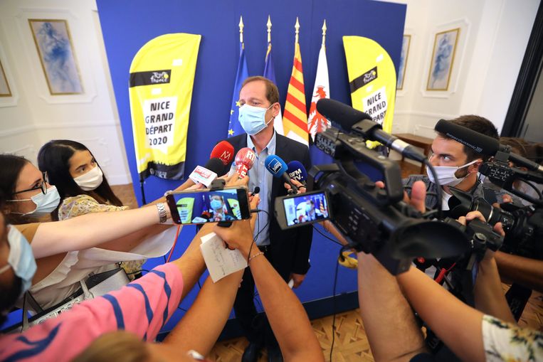 Christian Prudhomme tijdens een persconferentie vorige week, waarbij niet alle journalisten afstand hielden. Beeld AFP