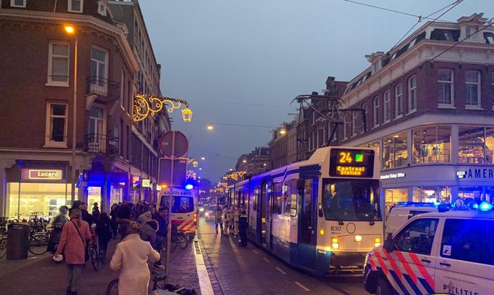 Agenten reanimeerden gisteren een man op de Ferdinand Bolstraat in Amsterdam, maar werden gehinderd door filmende omstanders