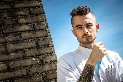 Verpleegkundige Tommie: 'Ik krabbel vaker paraafje dan Justin Bieber handtekeningen zet'